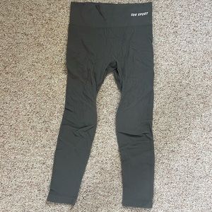 Beige leggings with label